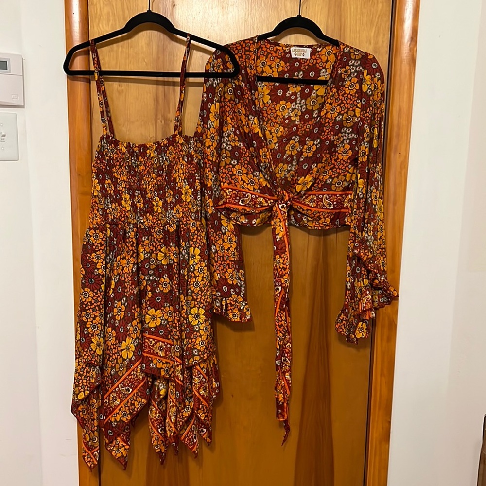 NWOT Garden Belle Red and Yellow Paisley Set